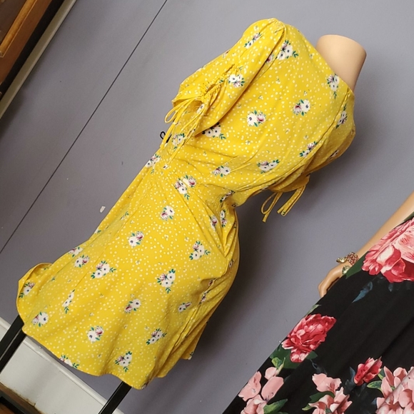 CLEARANCE FINAL PRICE Pretty floral Deep V Dress - Picture 4 of 9